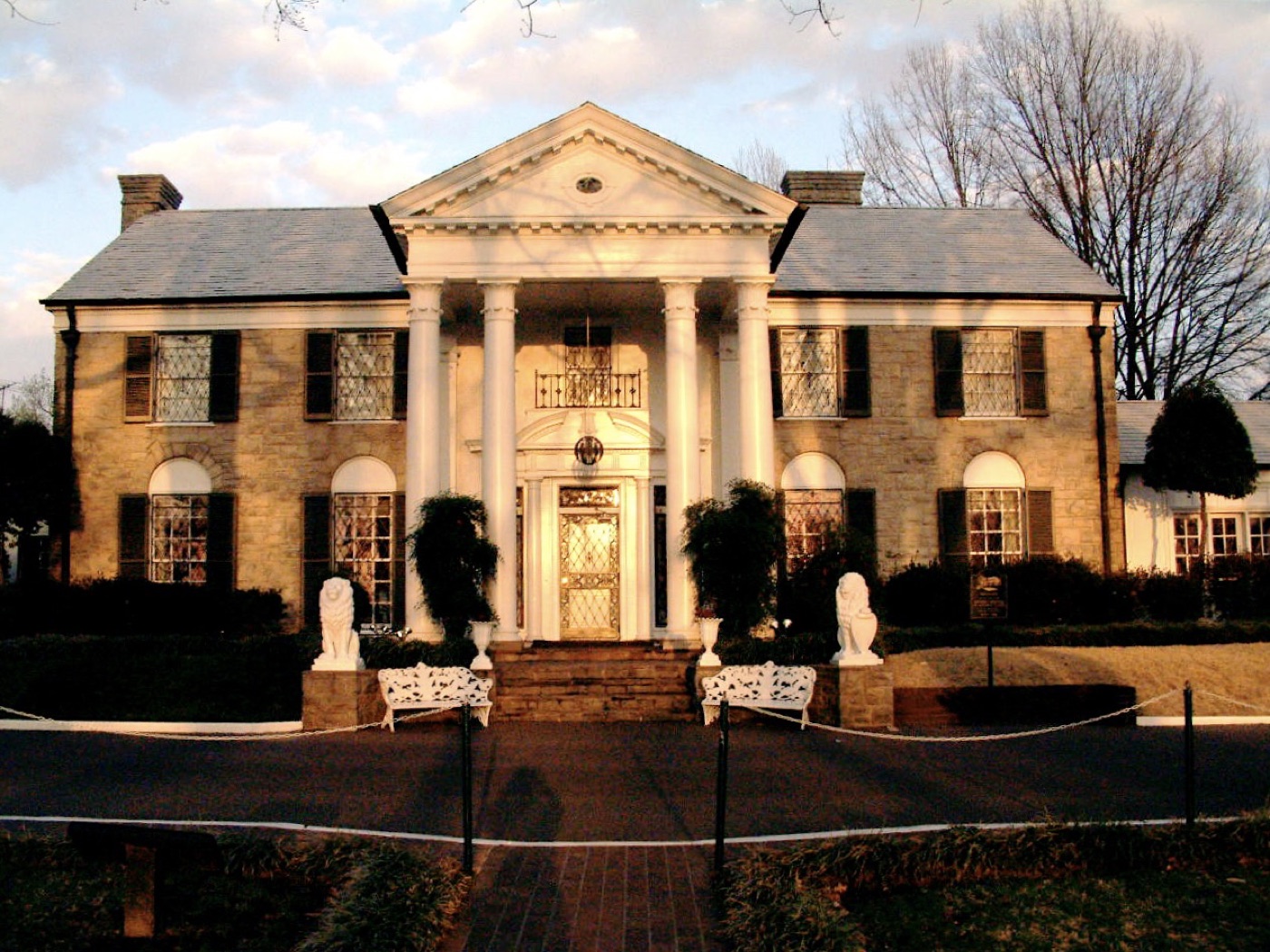 The front of Elvis Presley's Graceland mansion